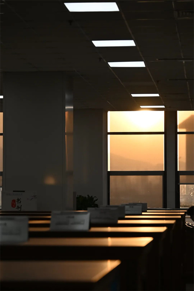 学生摄影作品--夕阳窗外射向书架